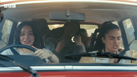 Playlist casuale cantata male con sconosciuti in auto
